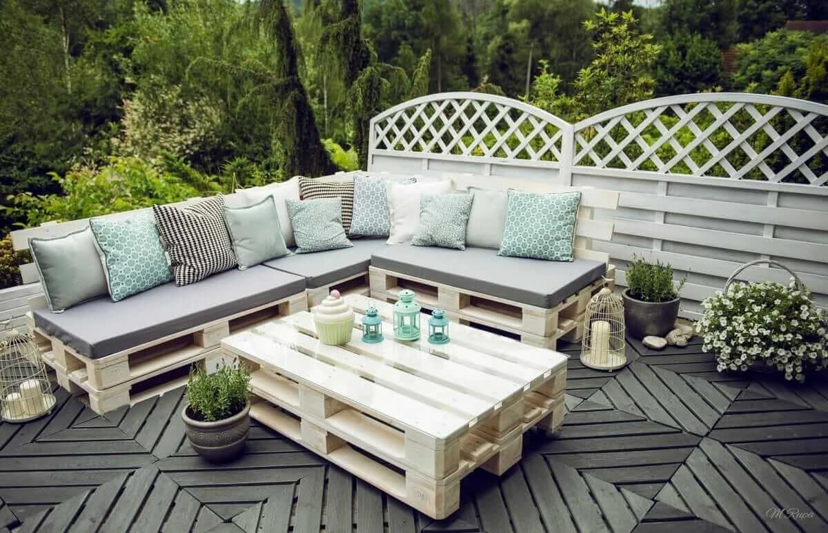 Jak wykorzystać stare palety do tworzenia mebli i dekoracji w ogrodzie?