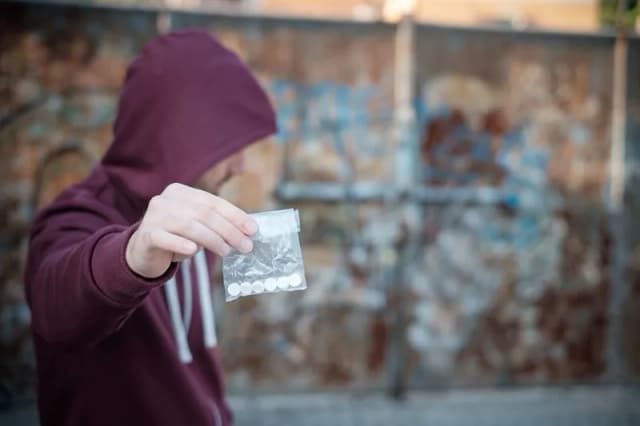 Ile działek z 1 grama amfetaminy? Poznaj fakty i zagrożenia