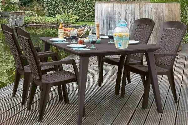 Jak odnowić stare plastikowe krzesła ogrodowe i przywrócić im blask