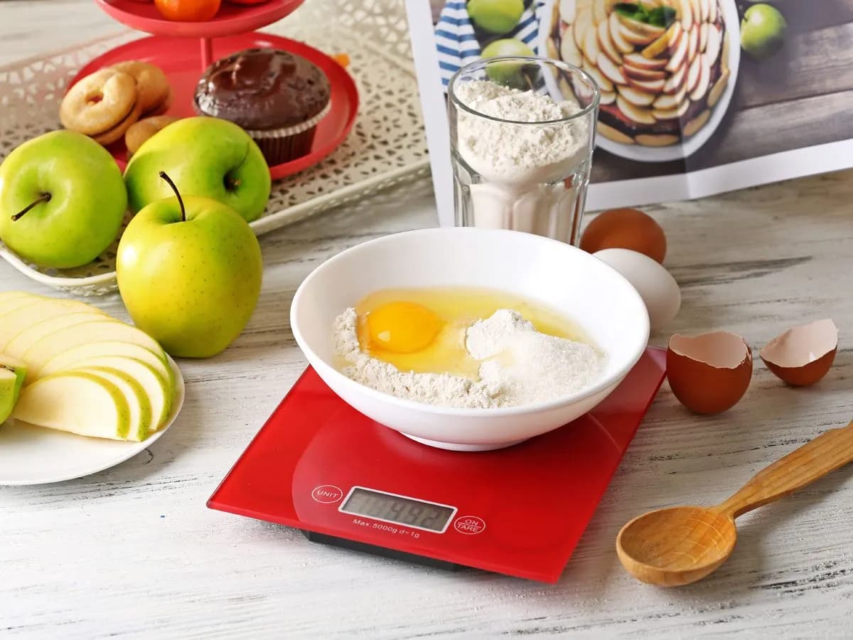 Ile szklanek mąki w 1,2 kg? Prosty przelicznik kuchennych miar