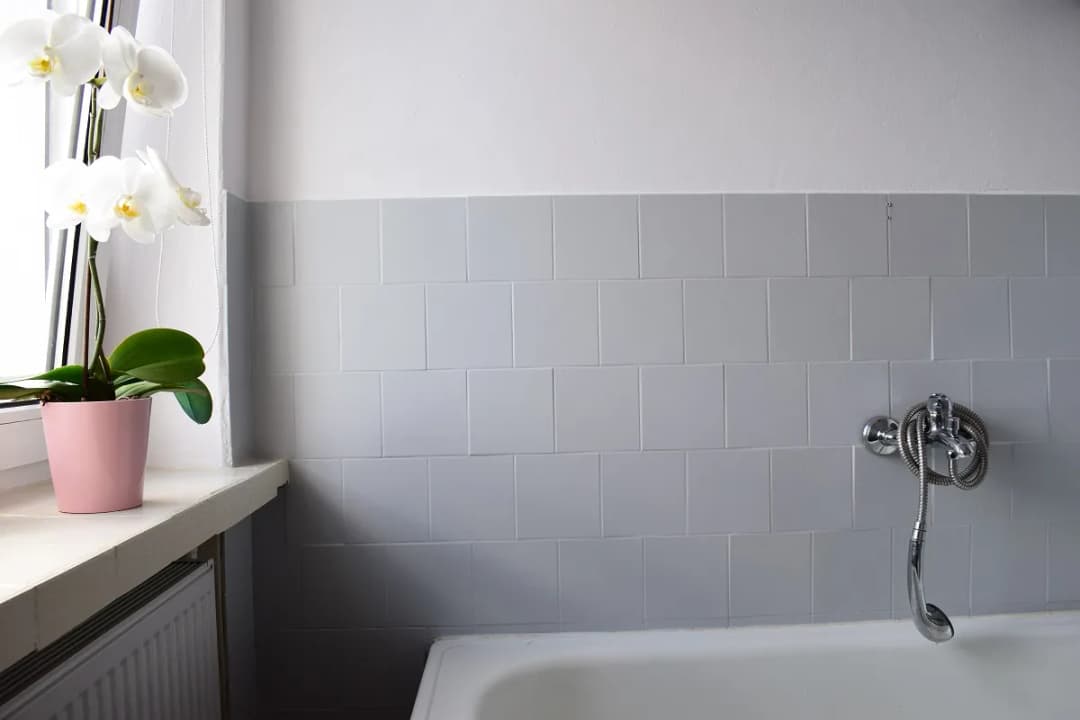 Malowanie płytek łazienkowych: przed i po, pomalowane kafele i efekty 2025