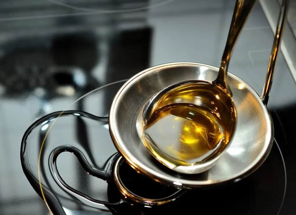 Łyżka oleju w gramach: Poznaj dokładną wagę różnych olejów