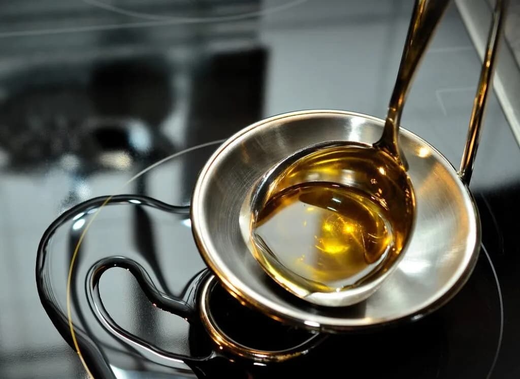 Łyżka oleju w gramach: Poznaj dokładną wagę różnych olejów