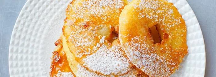 Jabłka w cieście na patelni - szybki przepis na pyszny deser