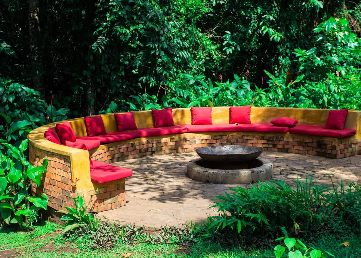 Jak zrobić ognisko w ogrodzie - bezpieczne miejsce i materiały