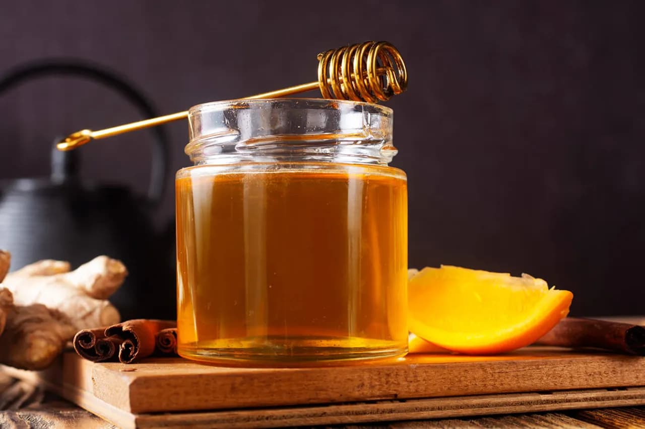 Ile łyżek miodu to 50 gram? Poznaj dokładne przeliczenie