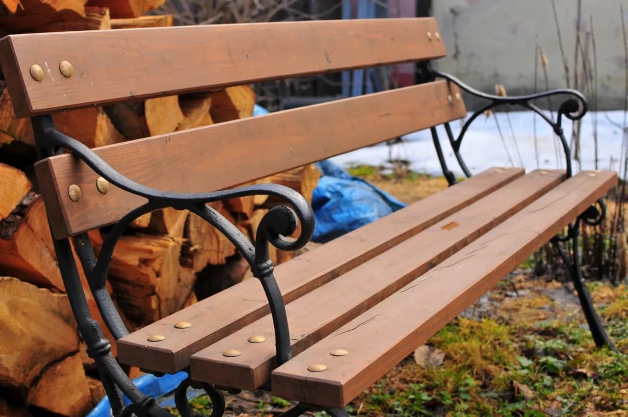 Jak pomalować drewnianą ławkę ogrodową, aby przetrwała lata?