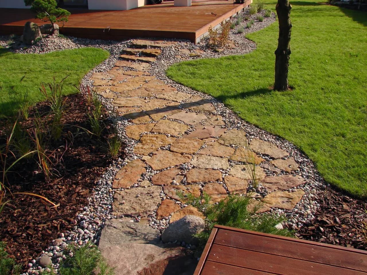 Jak zrobić ścieżkę w ogrodzie z kamienia - proste sposoby na piękno