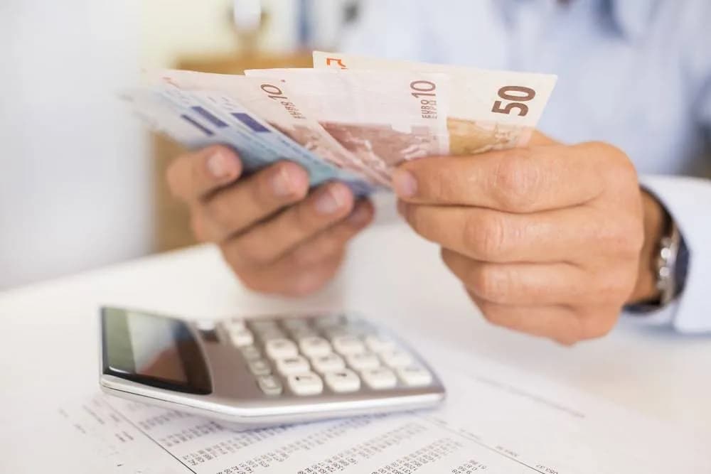 1071 euro brutto - ile wynosi netto? Sprawdź dokładne obliczenia