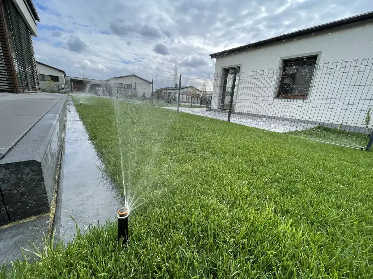 Ile kosztuje nawadnianie trawnika? Sprawdź, co wpływa na ceny